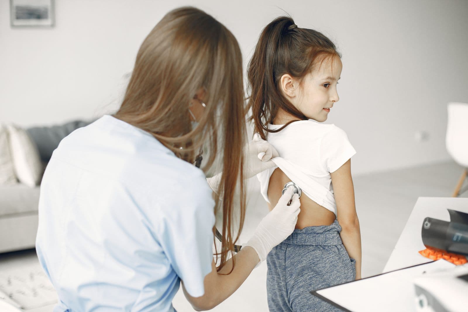 Médica examinando uma criança com estetoscópio