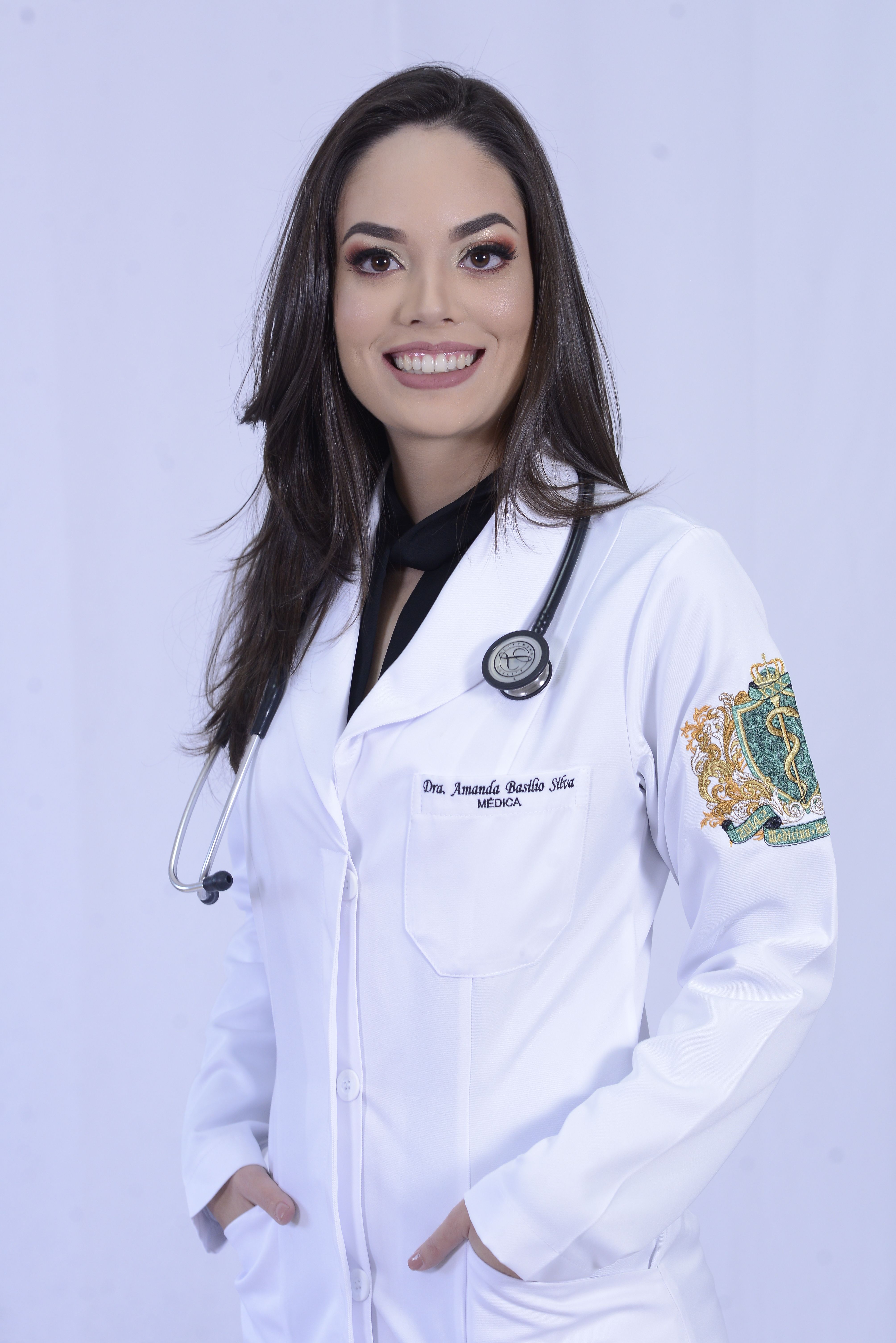 Dra. Amanda Basilio Silva de jaleco, com estetoscópio